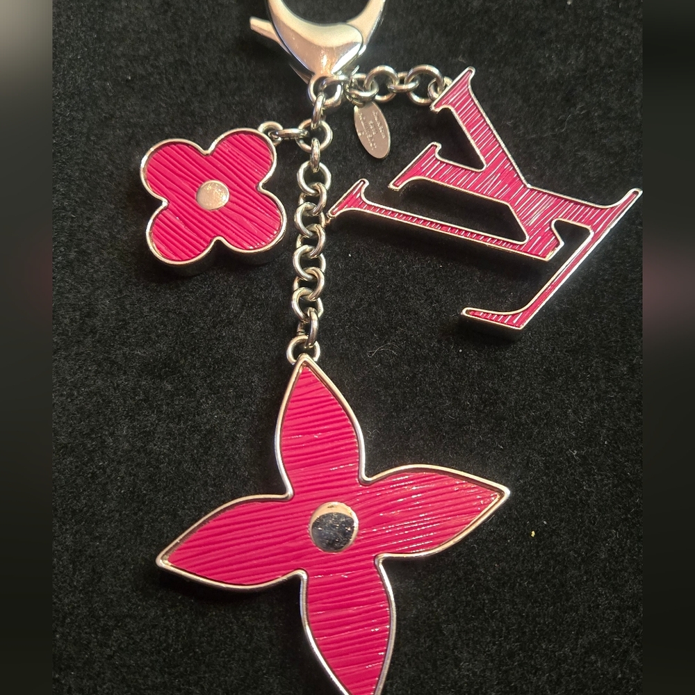 Louis Vuitton Fleur d'Epi Bag Charm - Fuchsia - Picture 2 of 7